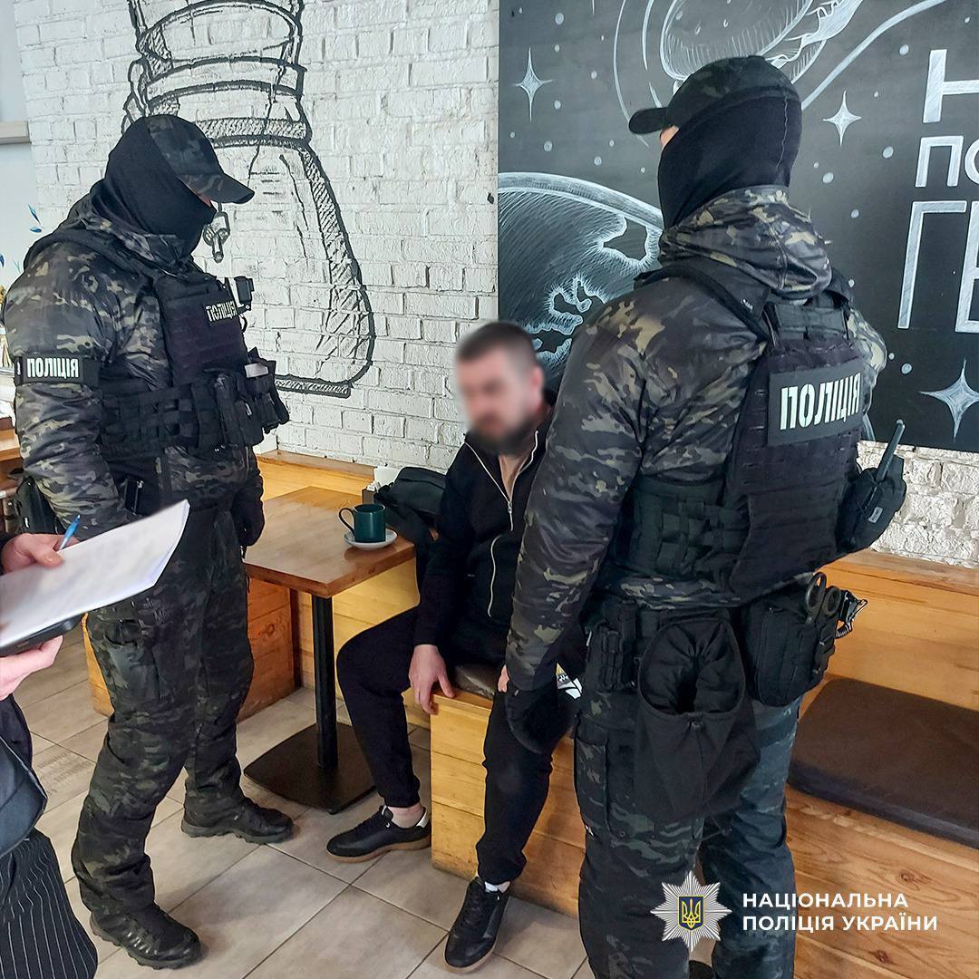 В Киеве мужчина организовал бизнес на уклонистах через OLX. Подробности и фото