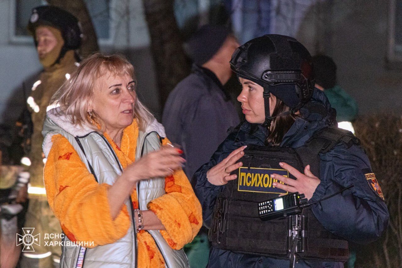 Росія обстріляла житловий район Харкова: внаслідок влучання ракети у багатоквартирний будинок є поранені. Фото та відео