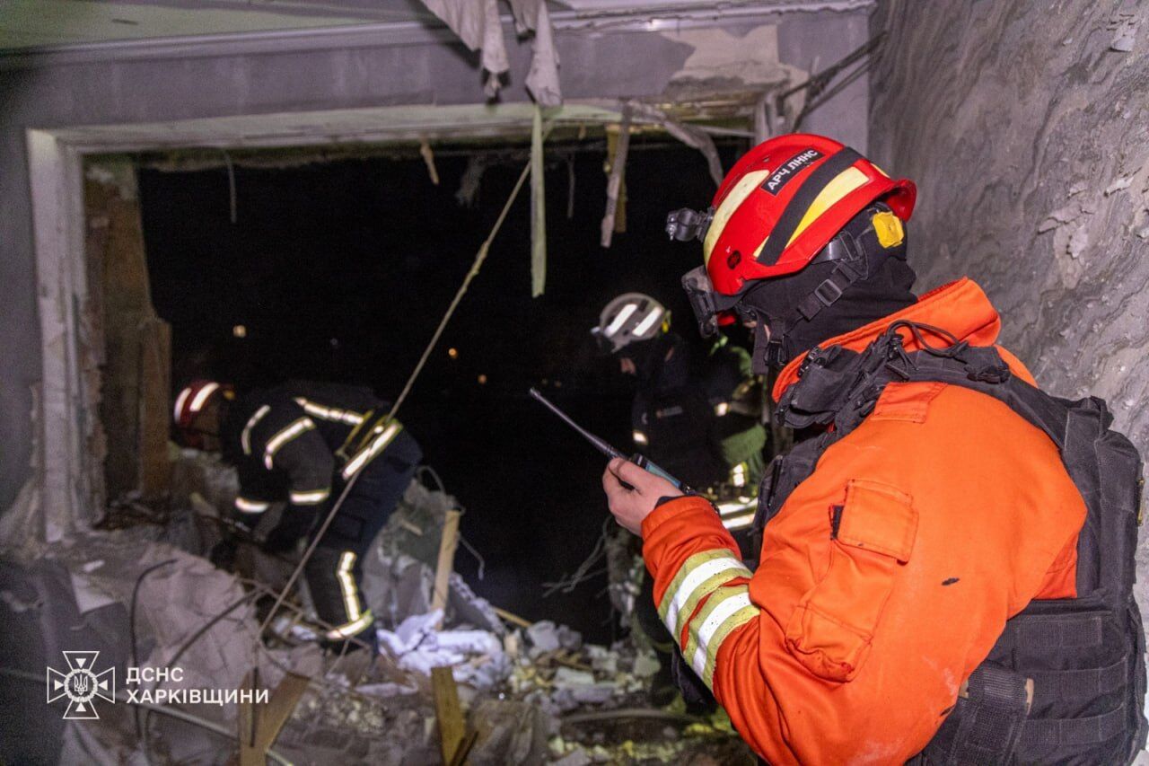 Росія обстріляла житловий район Харкова: внаслідок влучання ракети у багатоквартирний будинок є поранені. Фото та відео