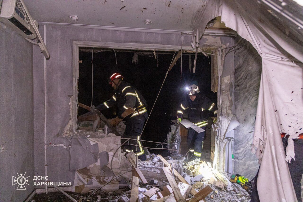 Росія обстріляла житловий район Харкова: внаслідок влучання ракети у багатоквартирний будинок є поранені. Фото та відео