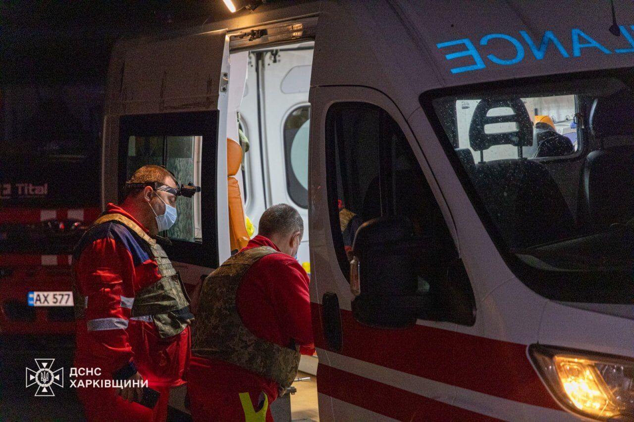 Росія обстріляла житловий район Харкова: внаслідок влучання ракети у багатоквартирний будинок є поранені. Фото та відео