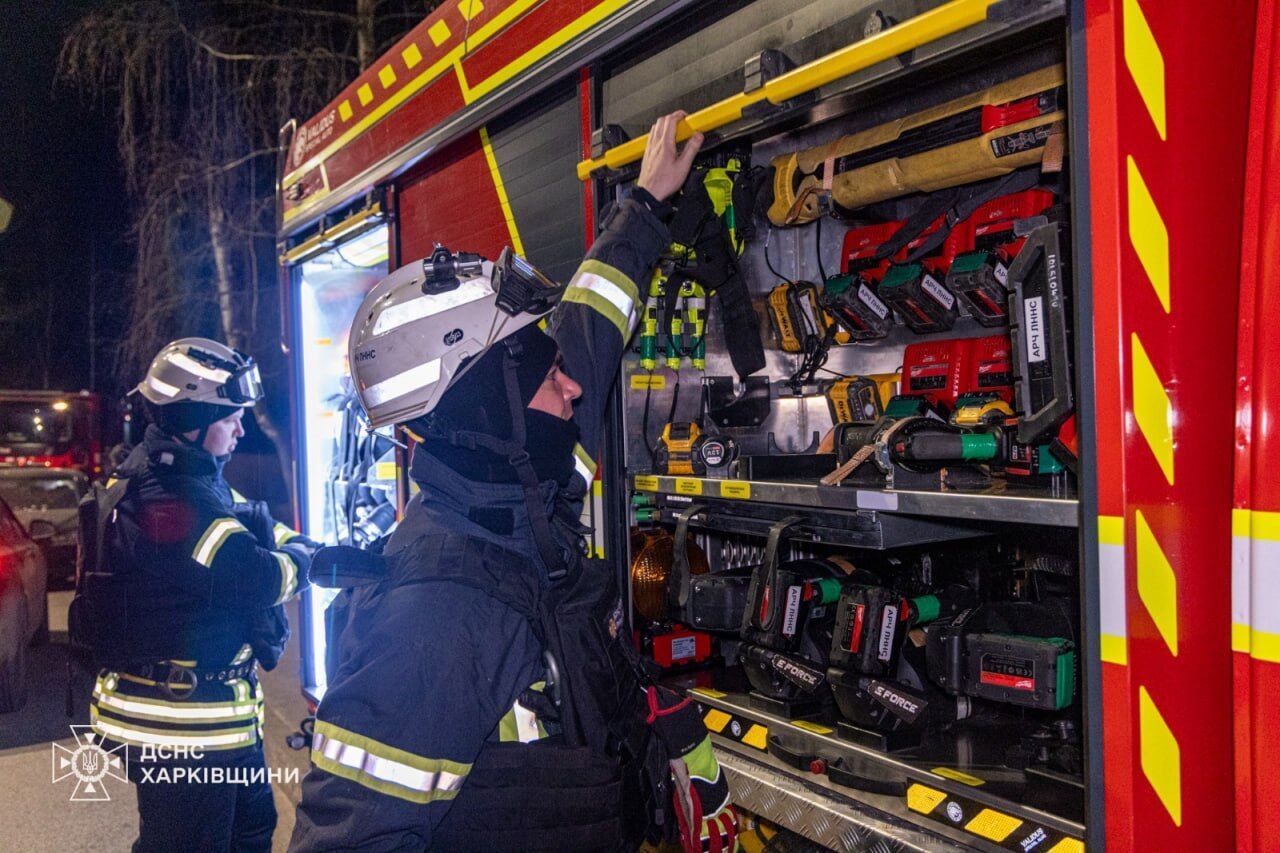 Росія обстріляла житловий район Харкова: внаслідок влучання ракети у багатоквартирний будинок є поранені. Фото та відео