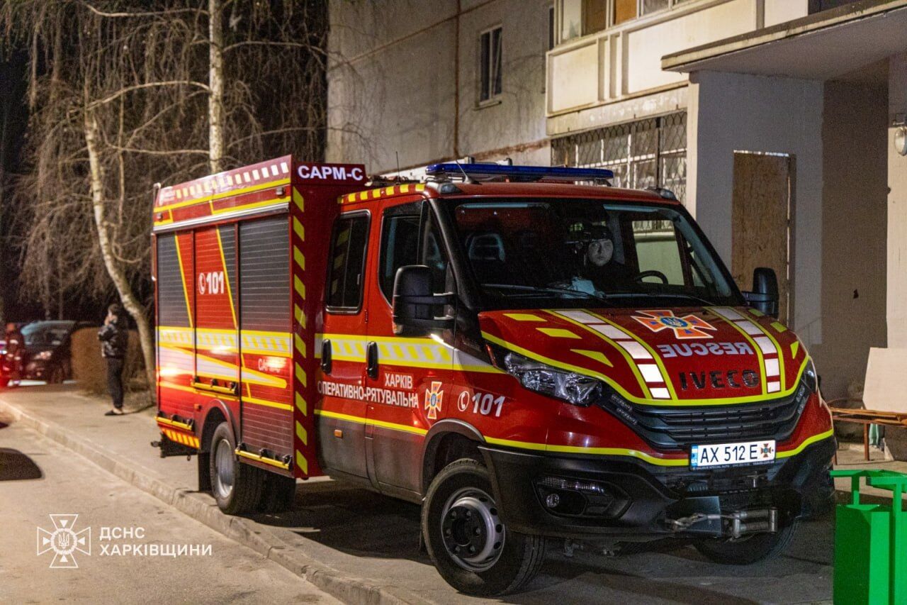 Росія обстріляла житловий район Харкова: внаслідок влучання ракети у багатоквартирний будинок є поранені. Фото та відео