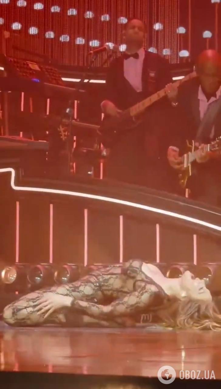 56-летняя Дженнифер Лопес в "голом" комбинезоне посветила фантастической фигурой и стала звездой соцсетей. Видео