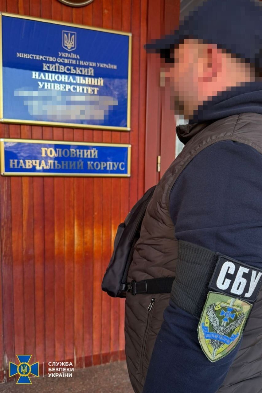 Михайло Поплавський зустрів СБУ в брендових домашніх капцях за понад 4000 грн. Фото