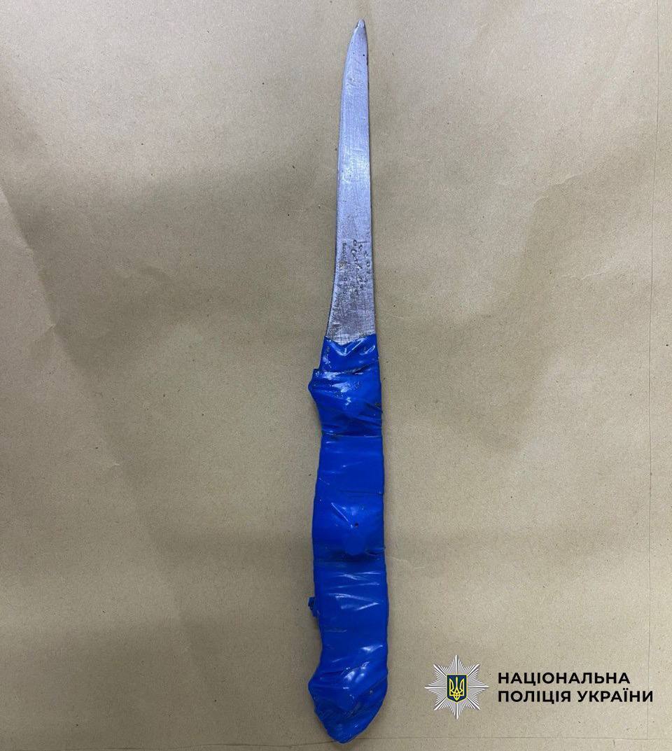 Приставив до горла жінки ніж та погрожував її вбивством: у Києві судитимуть грабіжника. Подробиці та фото