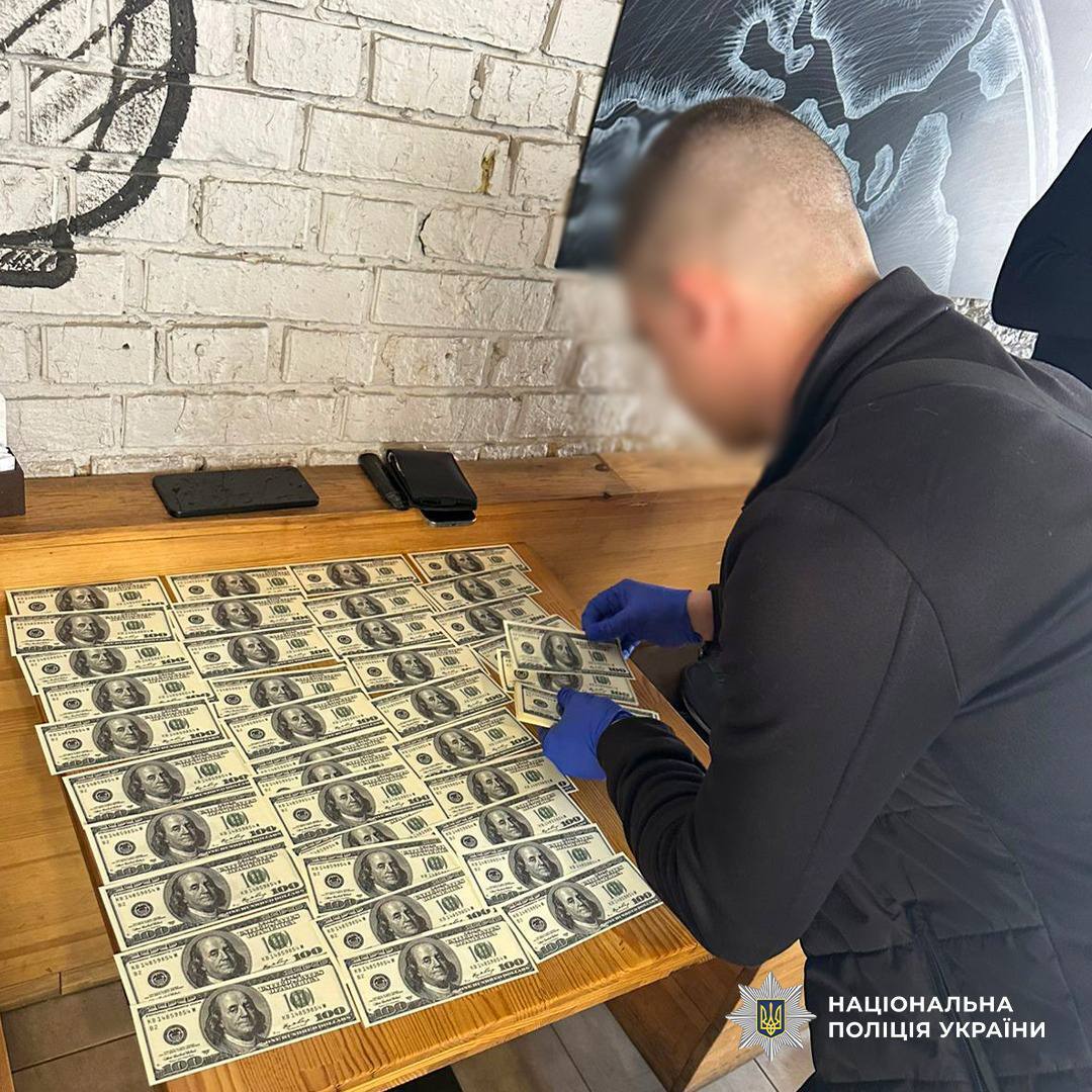 В Киеве мужчина организовал бизнес на уклонистах через OLX. Подробности и фото