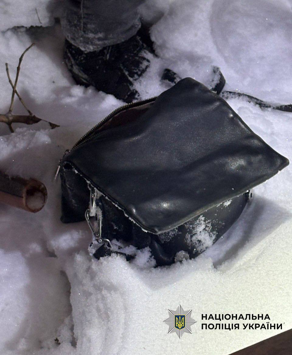 Приставив до горла жінки ніж та погрожував її вбивством: у Києві судитимуть грабіжника. Подробиці та фото