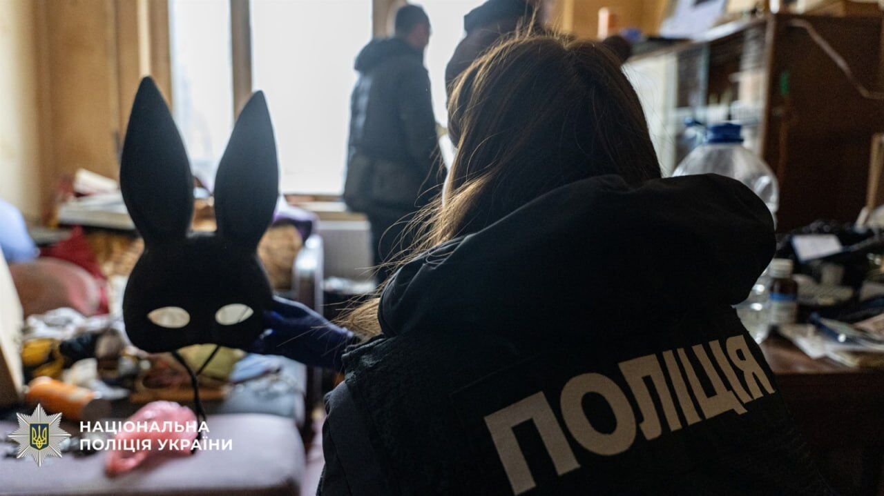 В Киеве разоблачили супругов, которые изготавливали порно с участием своей малолетней дочери. Подробности дела и фото
