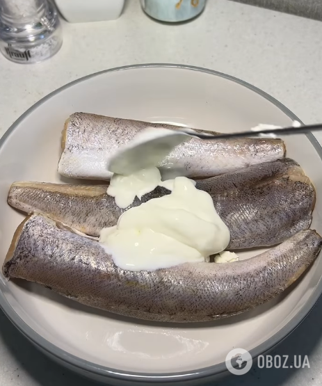 Як смачно приготувати хек в духовці на обід: додайте пікантний соус