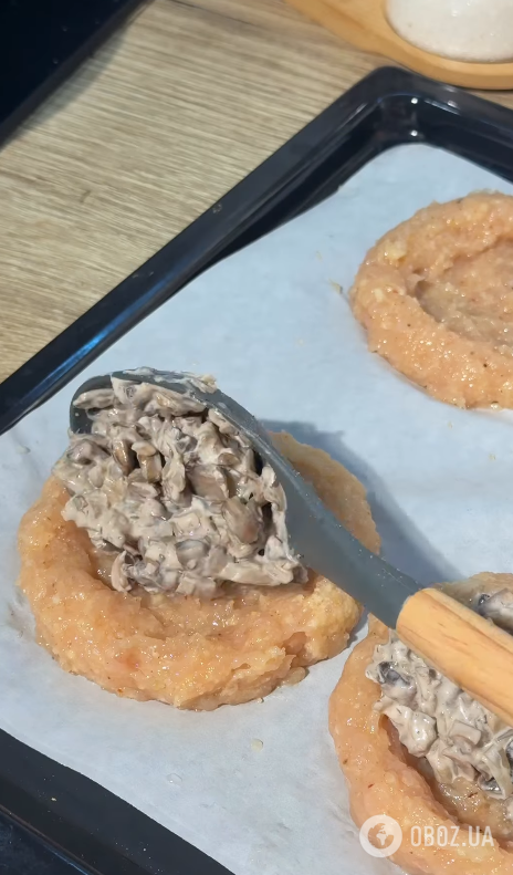 Соковиті м'ясні кошики з грибною начинкою та сиром: як приготувати смачну та ситну страву