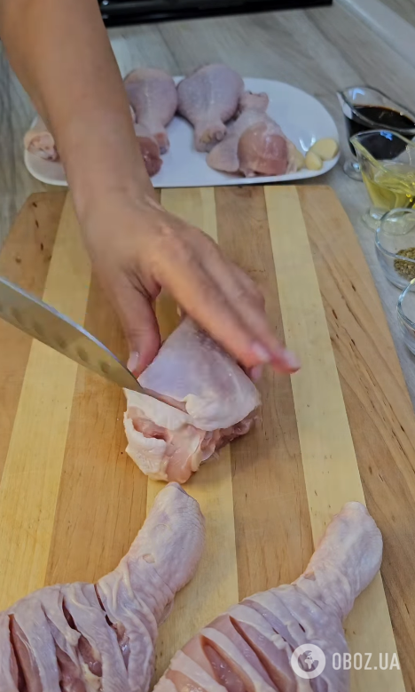 Соковиті курячі гомілки в пиві на вечері: м'ясо вийде дуже соковитим