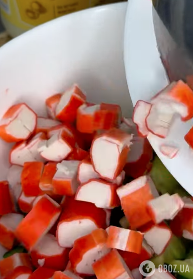 Крабовый салат по-новому: добавьте всего один оригинальный ингредиент для яркого вкуса