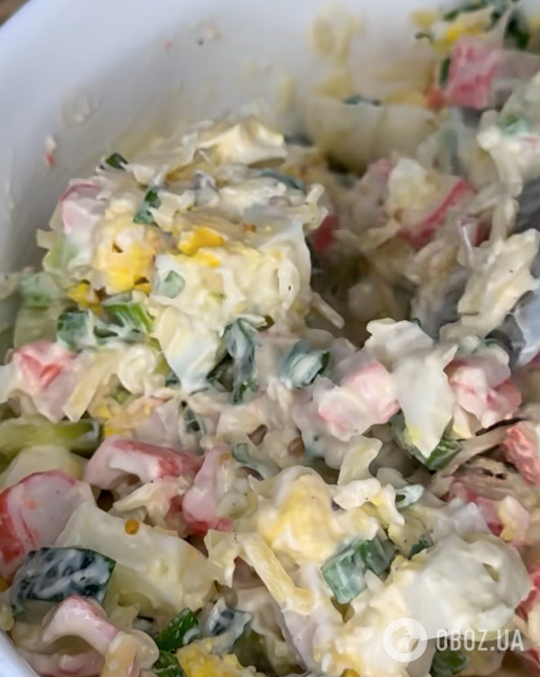 Крабовый салат по-новому: добавьте всего один оригинальный ингредиент для яркого вкуса