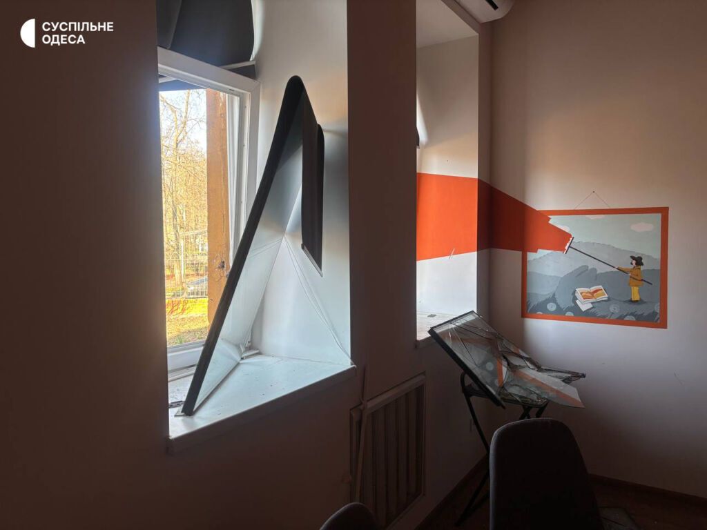 В Одессе после ночной атаки частично разрушено здание известного СМИ