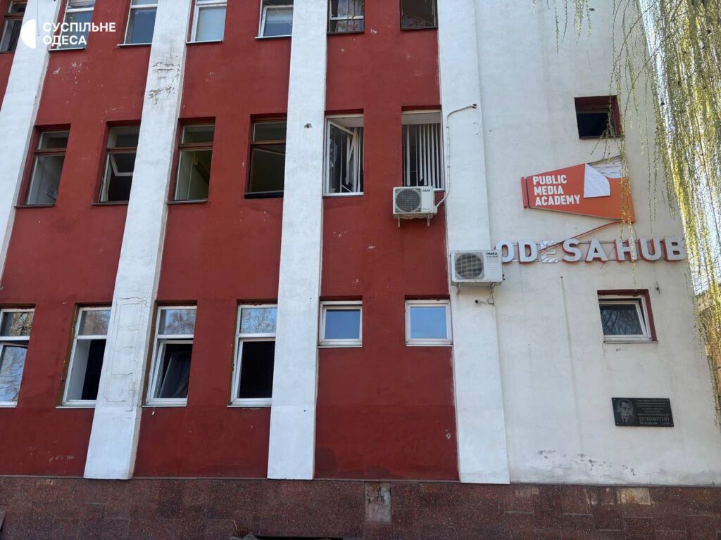 В Одессе после ночной атаки частично разрушено здание известного СМИ