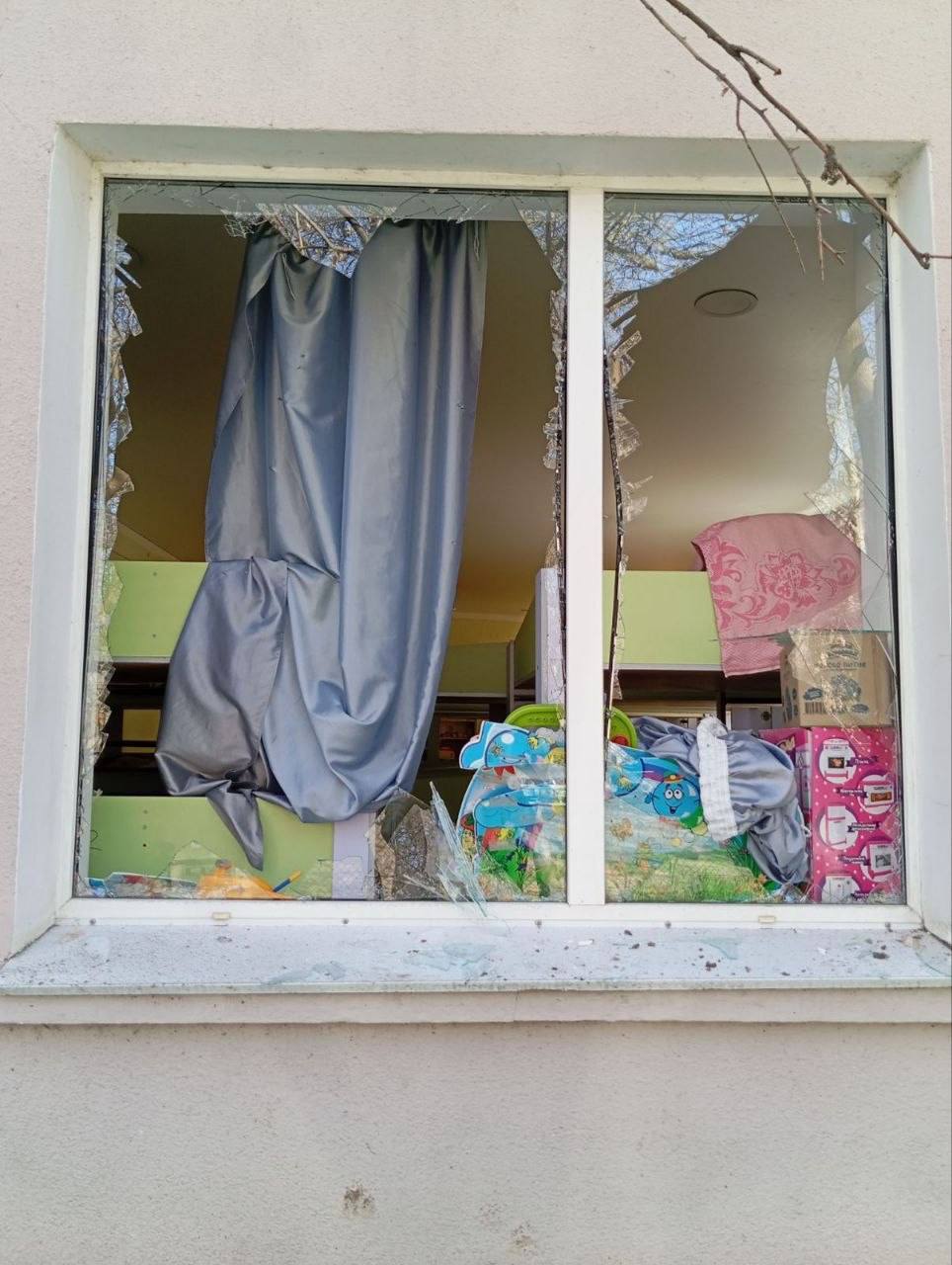 В Одесі під час масованої атаки постраждали дитсадки та школа: фото наслідків