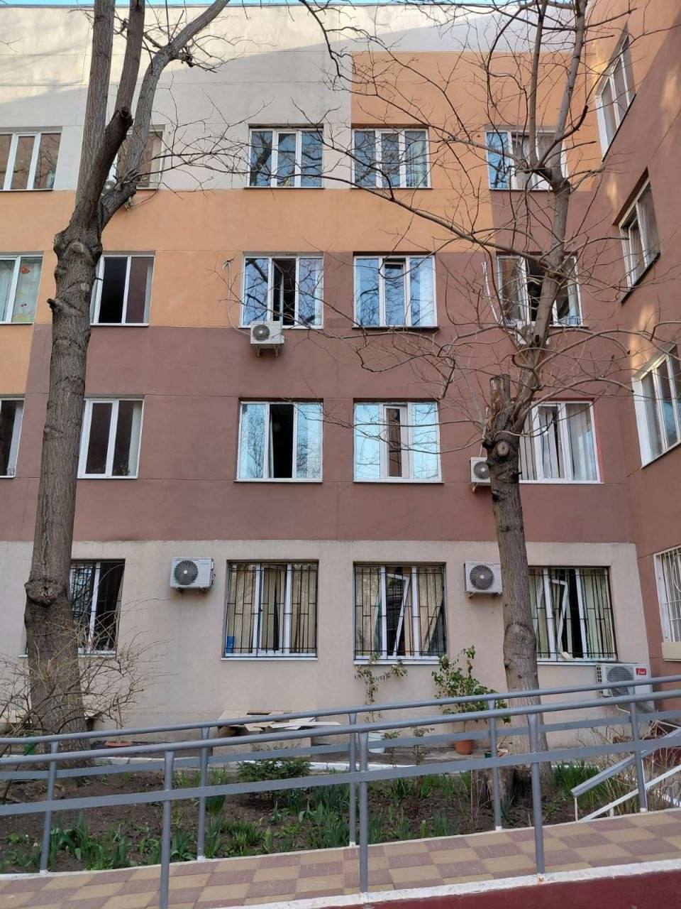 В Одесі окупанти влучили в пологовий і житлові будинки: є жертви, серед поранених – дитина. Фото