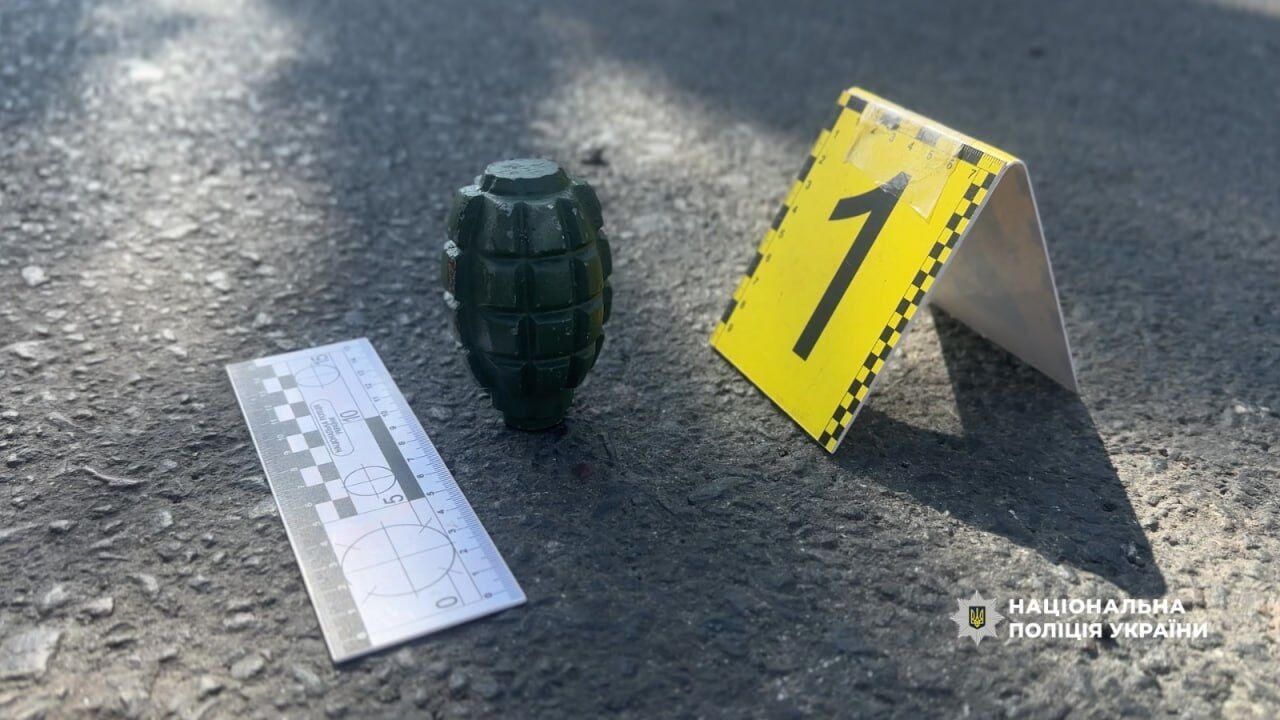 В Одесі чоловік влаштував стрілянину на вулиці: в руках у нього була граната. Фото і відео