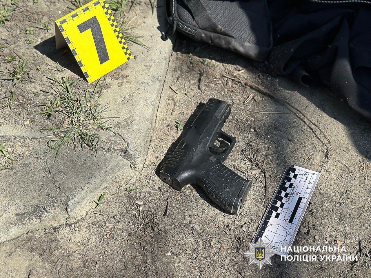 В Одесі чоловік влаштував стрілянину на вулиці: в руках у нього була граната. Фото і відео