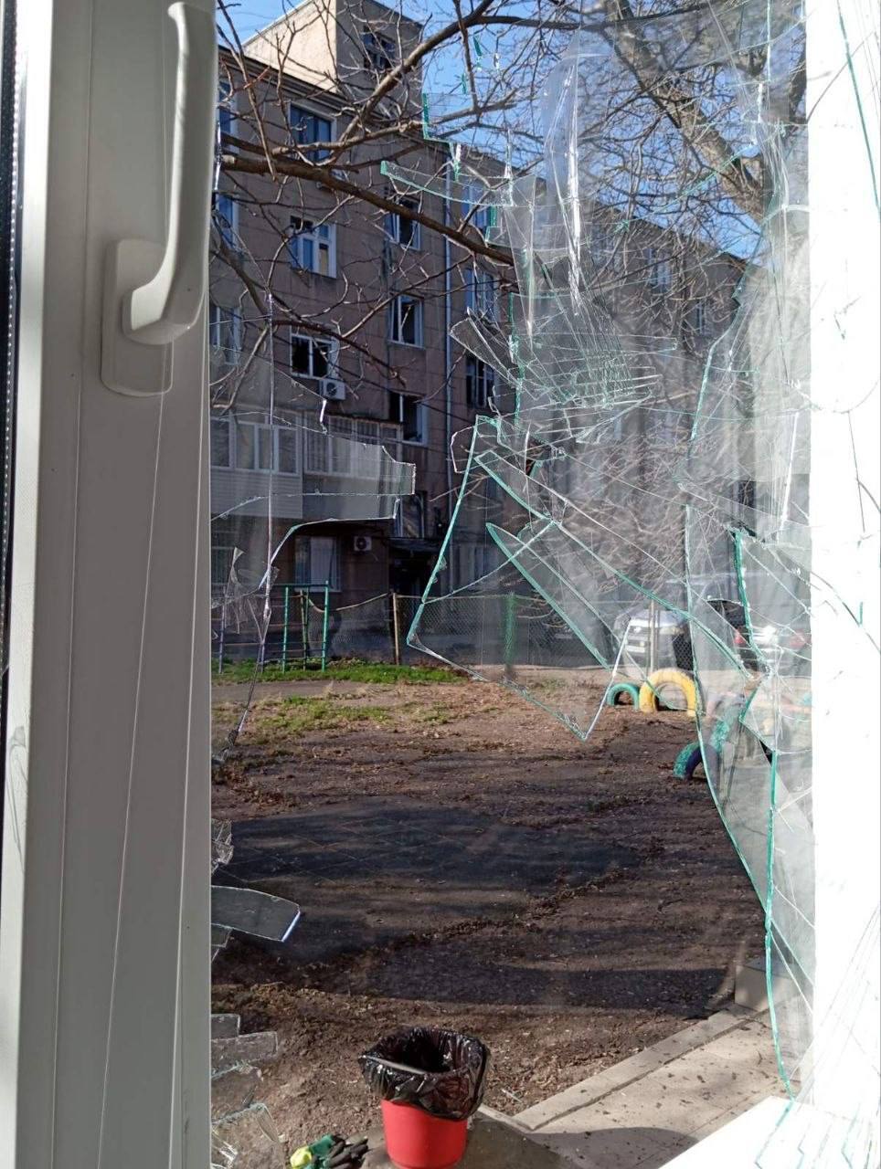 В Одесі під час масованої атаки постраждали дитсадки та школа: фото наслідків