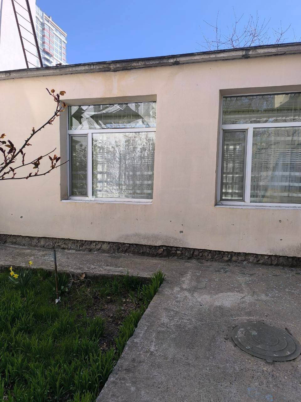 В Одесі під час масованої атаки постраждали дитсадки та школа: фото наслідків