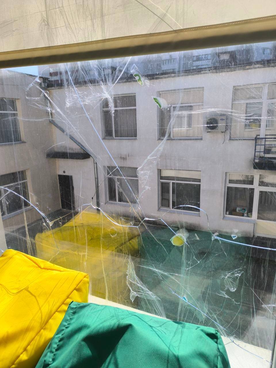 В Одесі під час масованої атаки постраждали дитсадки та школа: фото наслідків