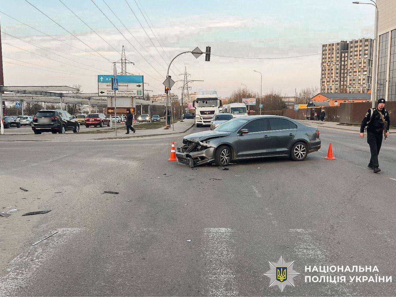 Під Києвом Volkswage протаранив легковик, а потім вилетів на тротуар та збив пенсіонерку. Подробиці та фото