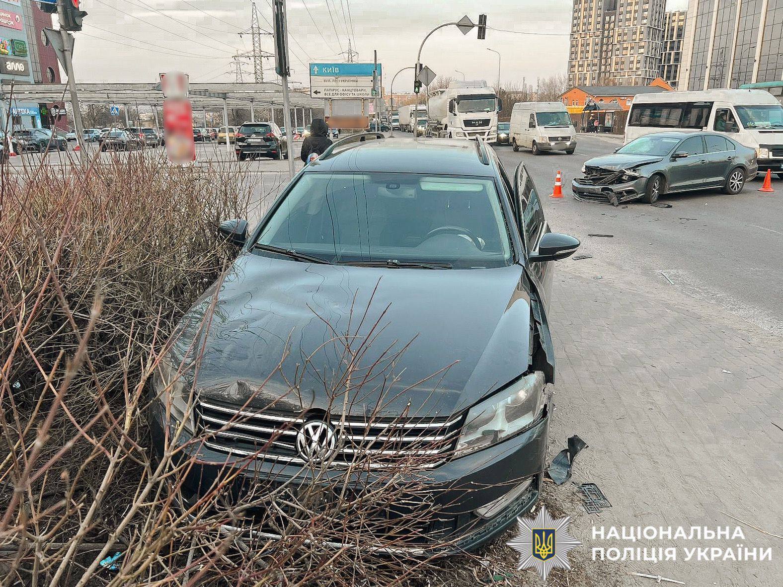 Під Києвом Volkswage протаранив легковик, а потім вилетів на тротуар та збив пенсіонерку. Подробиці та фото