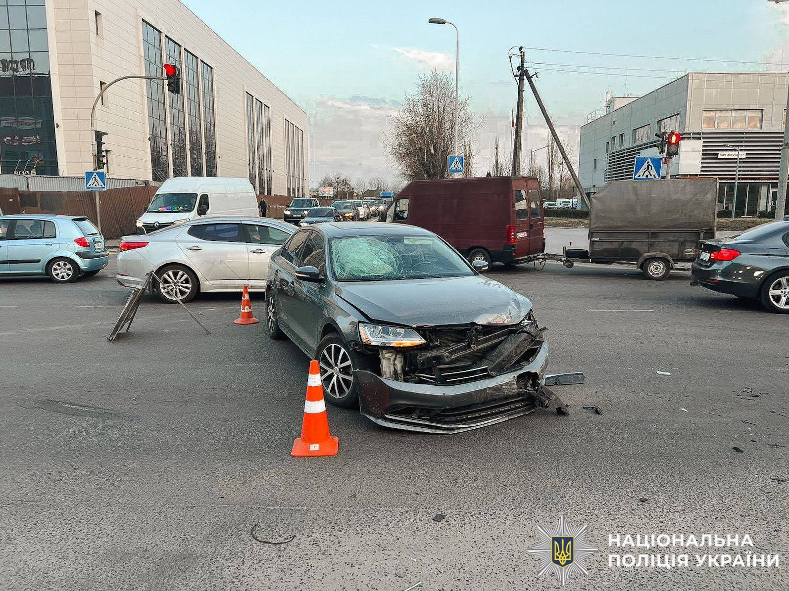 Під Києвом Volkswage протаранив легковик, а потім вилетів на тротуар та збив пенсіонерку. Подробиці та фото