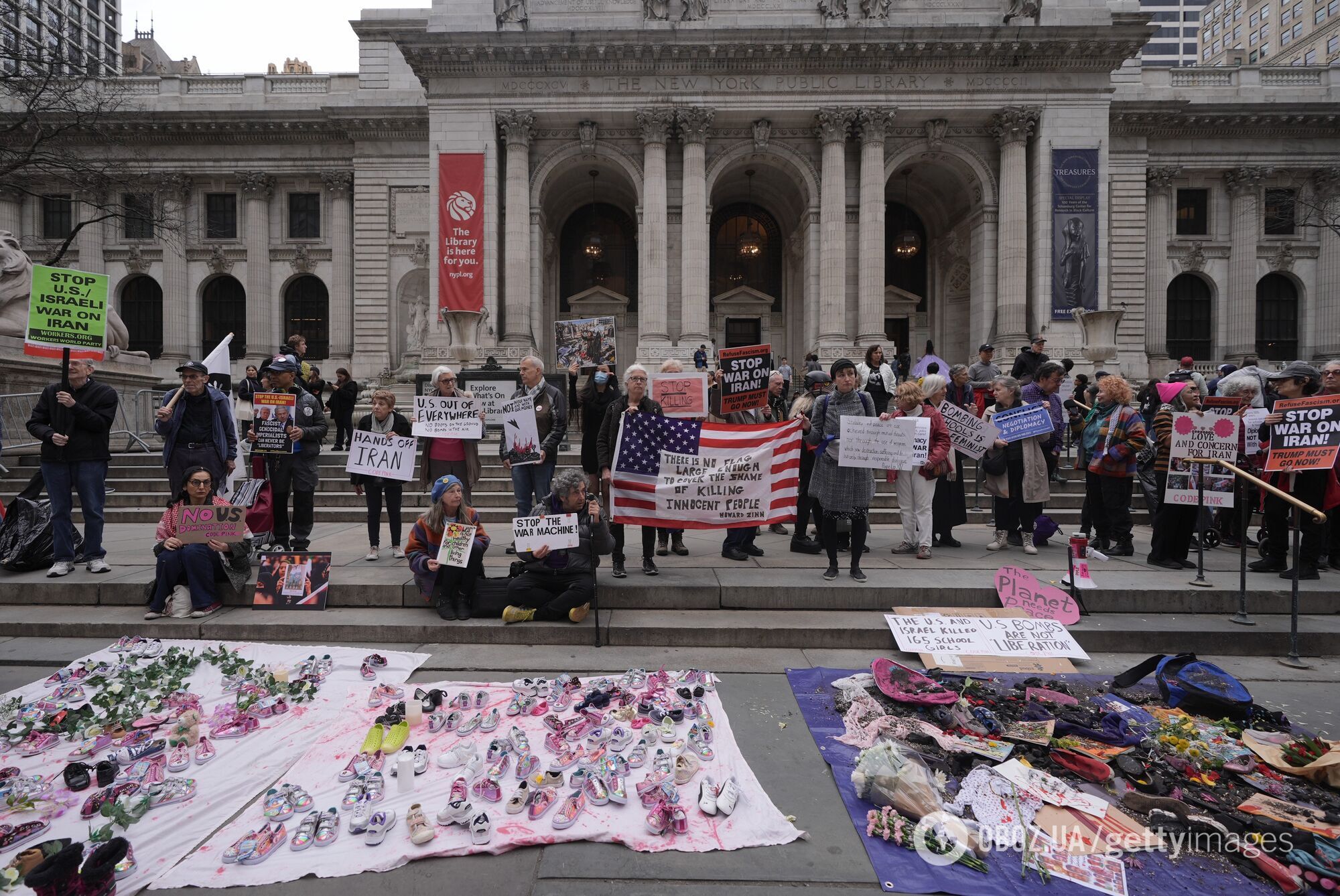 Футболисты сборной Ирана держали школьные рюкзаки во время гимна. Почему так произошло и в чем смысл. Видео
