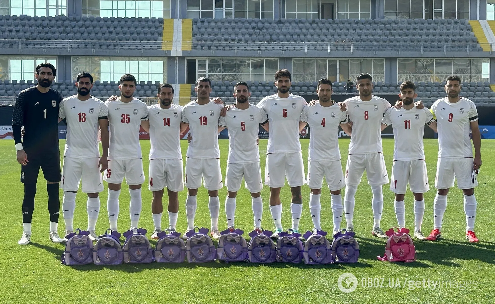 Футболисты сборной Ирана держали школьные рюкзаки во время гимна. Почему так произошло и в чем смысл. Видео