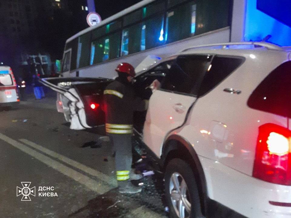 У Києві на Берестейському проспекті легковик протаранив маршрутку: є постраждалий. Фото та відео