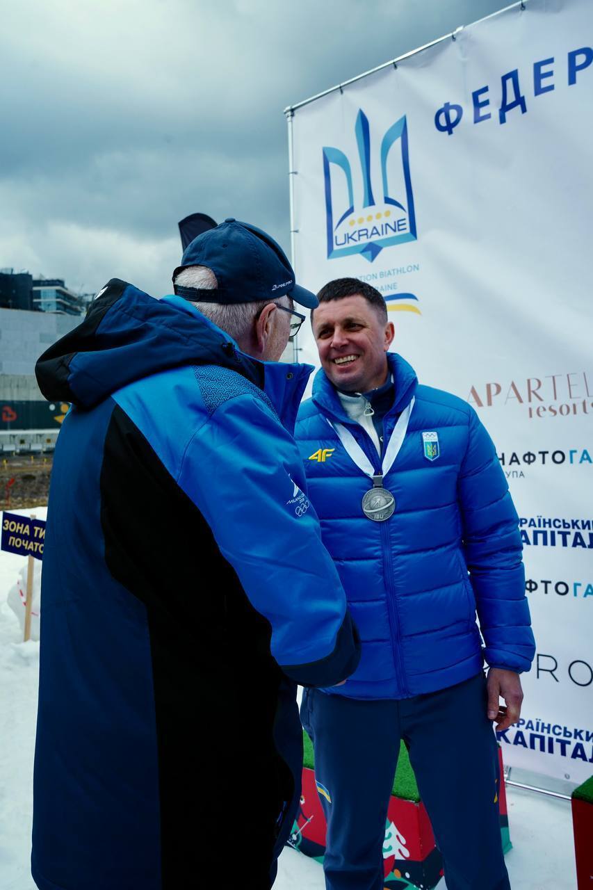 Украине вручили отобранную у России медаль чемпионата мира по биатлону. Фотофакт