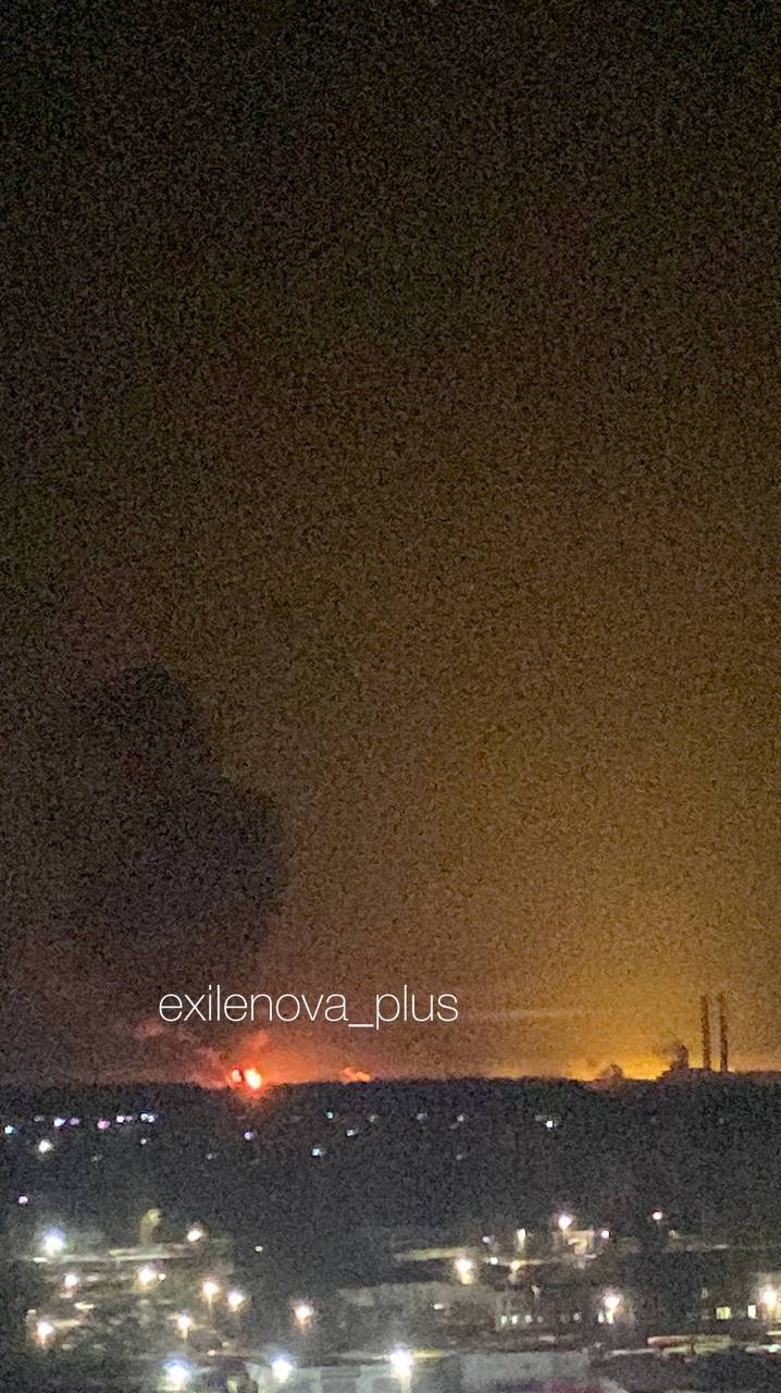 Зафіксовано численні влучання: у російському Ярославлі дрони атакували НПЗ, спалахнула пожежа. Фото та відео