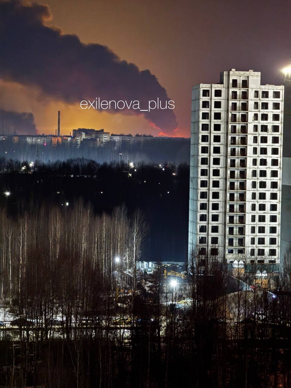 Зафіксовано численні влучання: у російському Ярославлі дрони атакували НПЗ, спалахнула пожежа. Фото та відео