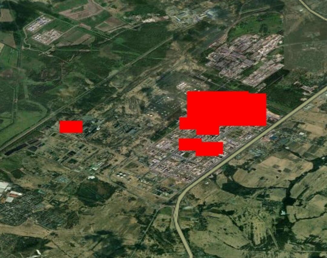 Зафіксовано численні влучання: у російському Ярославлі дрони атакували НПЗ, спалахнула пожежа. Фото та відео