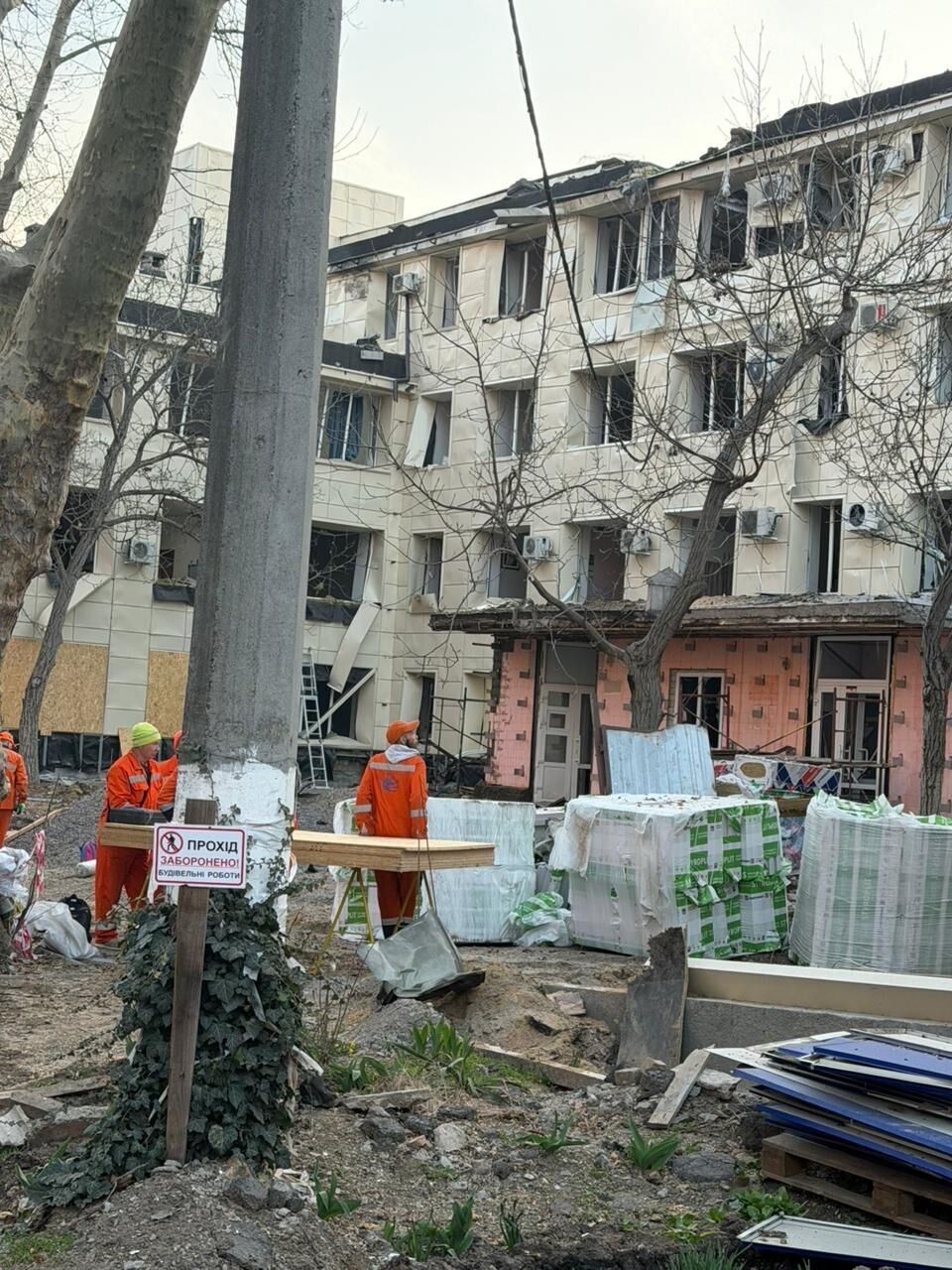 В Одесі окупанти влучили в пологовий і житлові будинки: є жертва, серед поранених – дитина. Фото