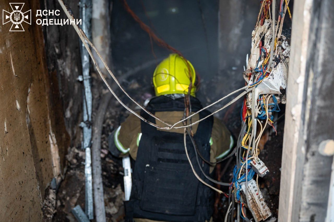 Евакуйовані десятки людей, пошкоджено дах пологового: у мережі показали наслідки атаки на Одесу