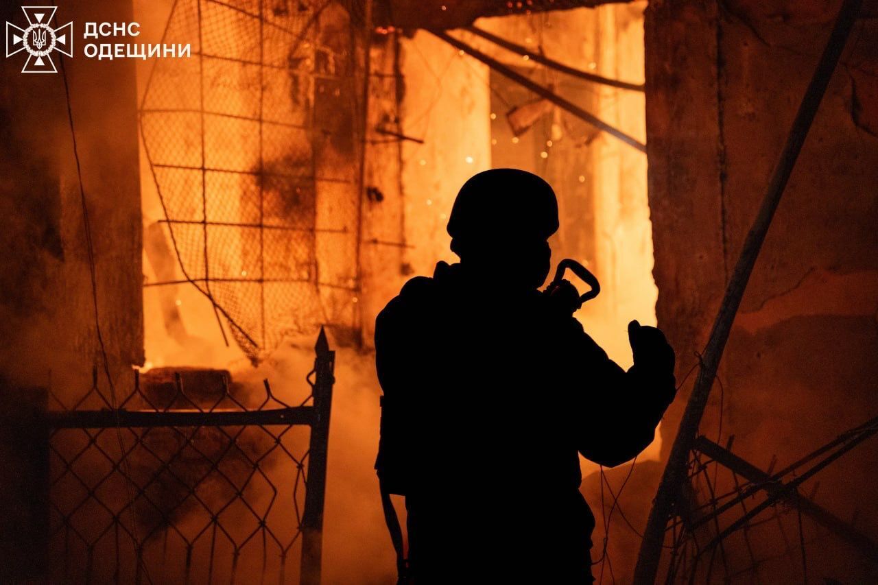 Евакуйовані десятки людей, пошкоджено дах пологового: у мережі показали наслідки атаки на Одесу