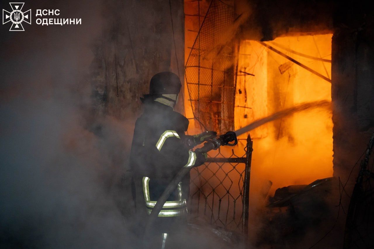 Евакуйовані десятки людей, пошкоджено дах пологового: у мережі показали наслідки атаки на Одесу