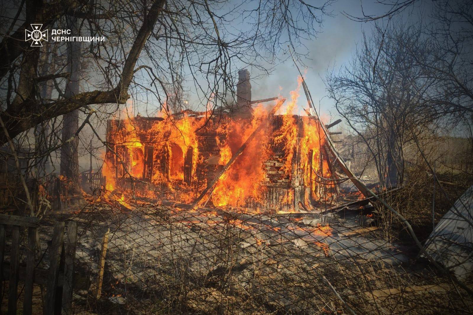 На Чернігівщині ворожі БПЛА влучили в приватний будинок та зерносховище: є загиблий. Фото