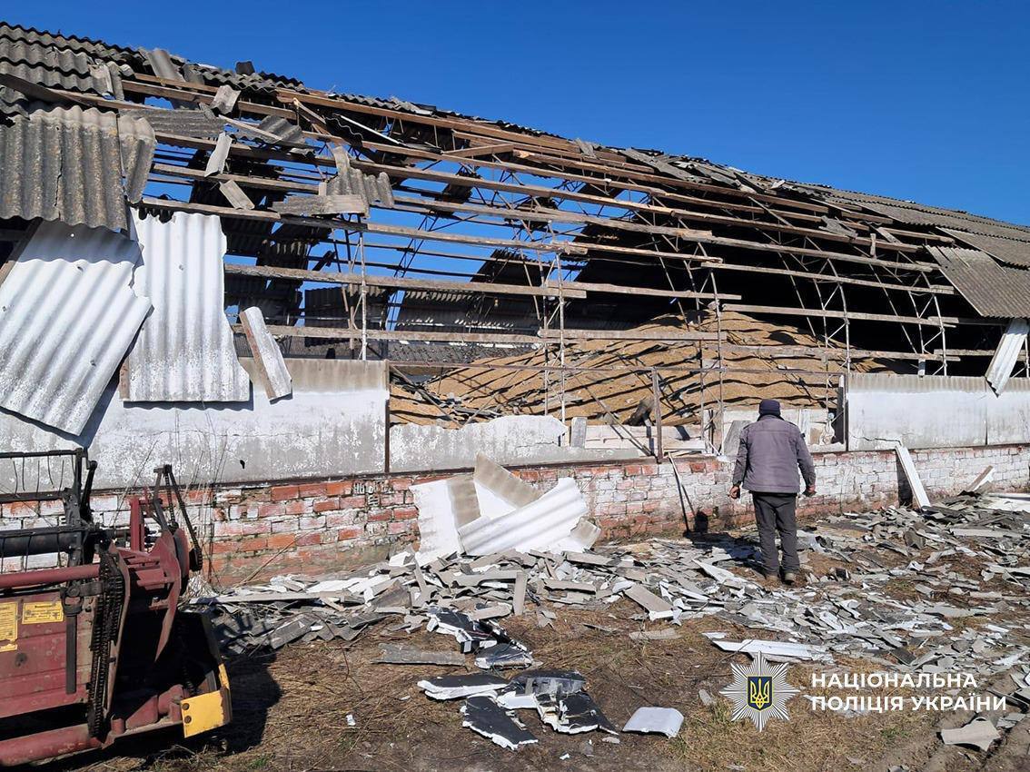 На Чернігівщині ворожі БПЛА влучили в приватний будинок та зерносховище: є загиблий. Фото