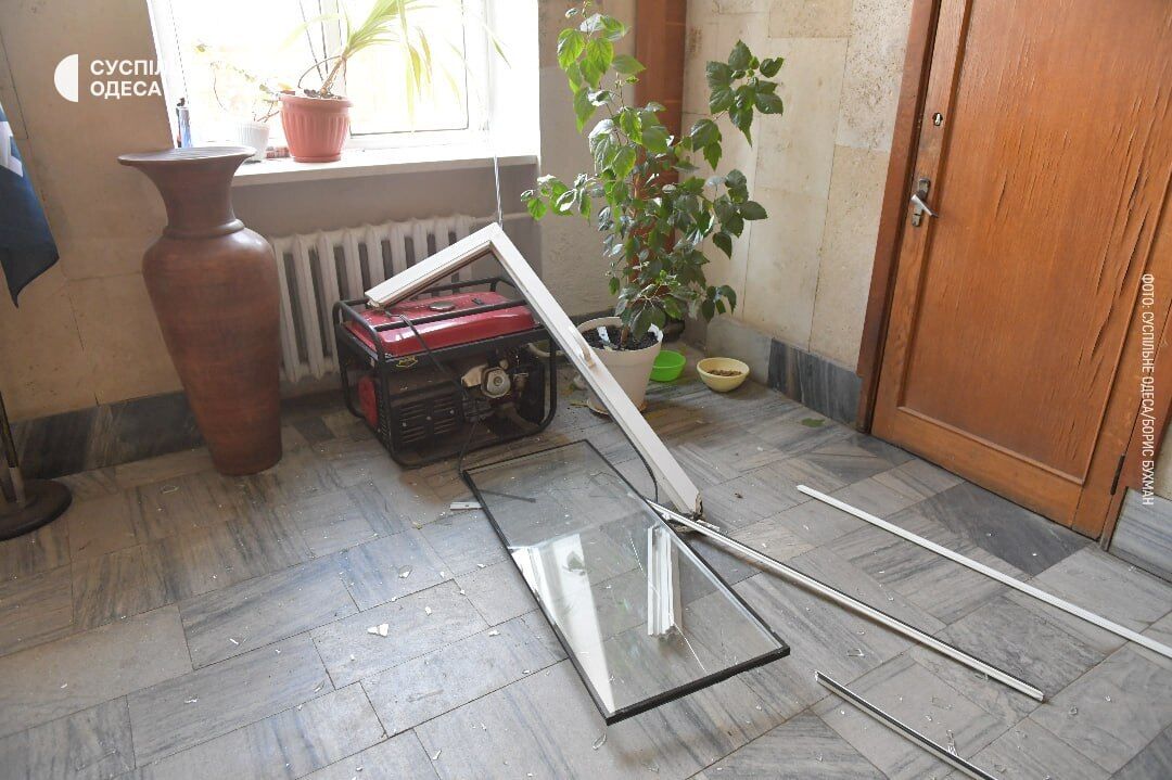 В Одессе после ночной атаки частично разрушено здание известного СМИ