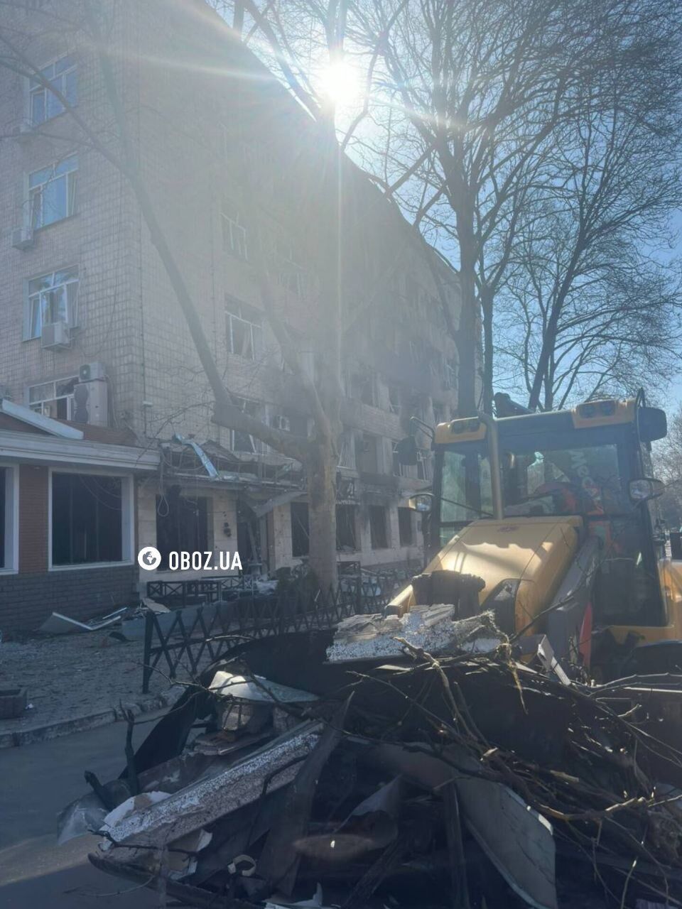 Евакуйовані десятки людей, пошкоджено дах пологового: у мережі показали наслідки атаки на Одесу