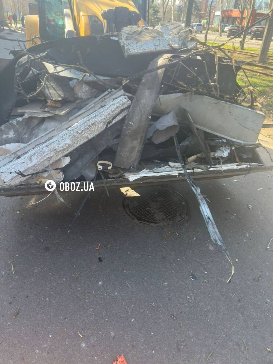 Евакуйовані десятки людей, пошкоджено дах пологового: у мережі показали наслідки атаки на Одесу