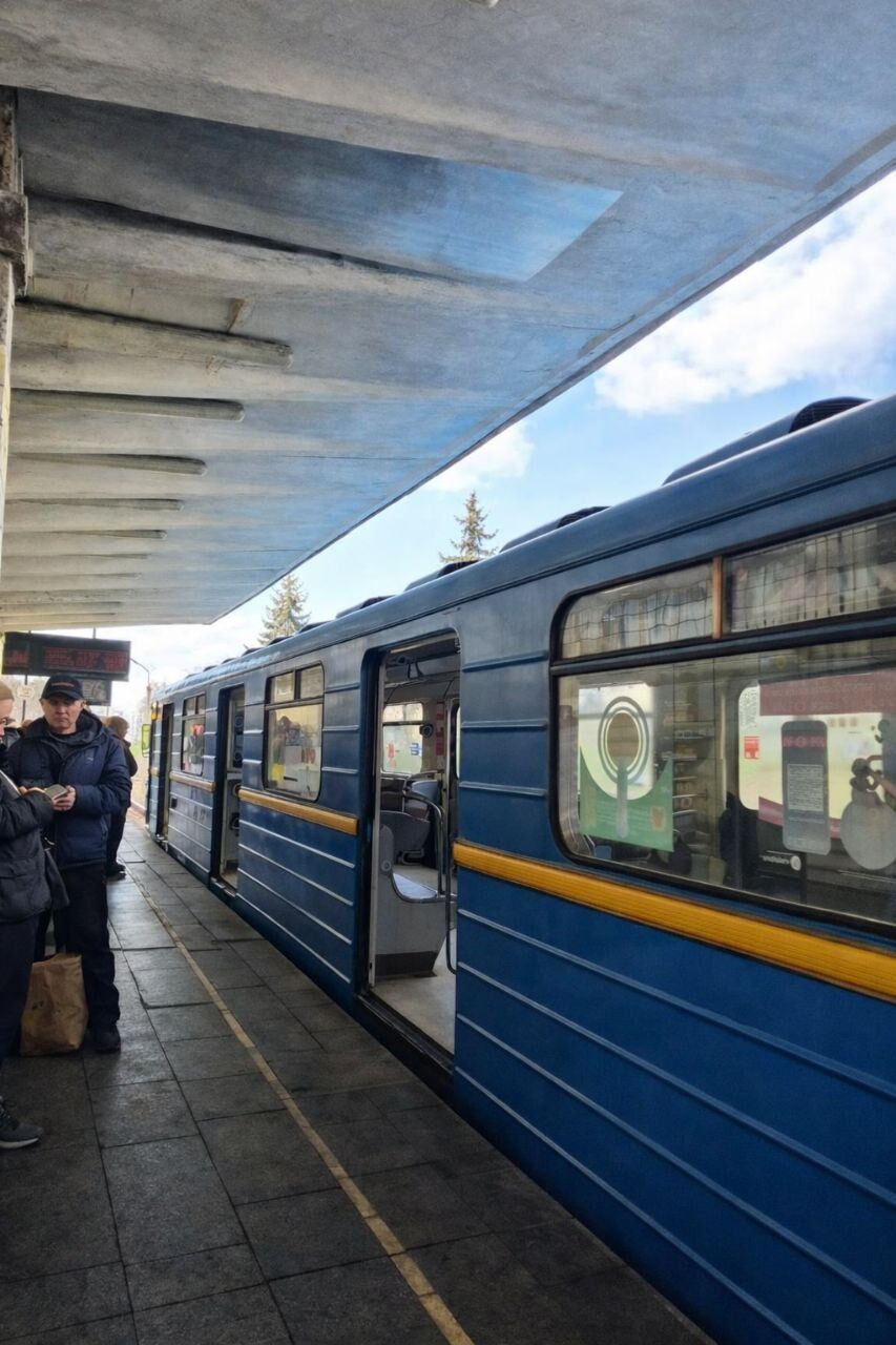 У Києві частково зупинявся рух метро та електротранспорту, є проблеми з водопостачанням. Подробиці, фото та відео