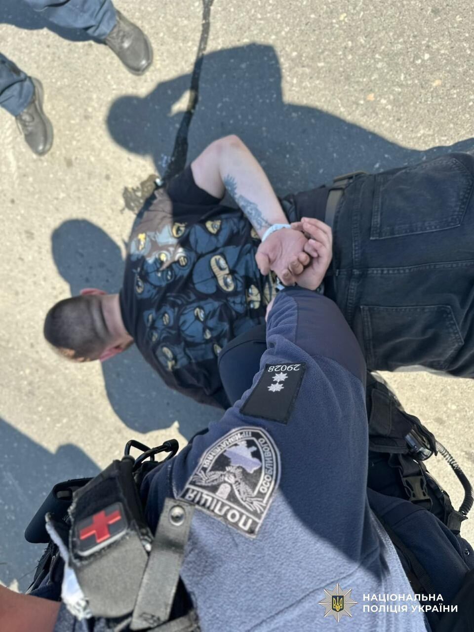 В Одессе мужчина устроил стрельбу на улице: в руках у него была граната. Фото