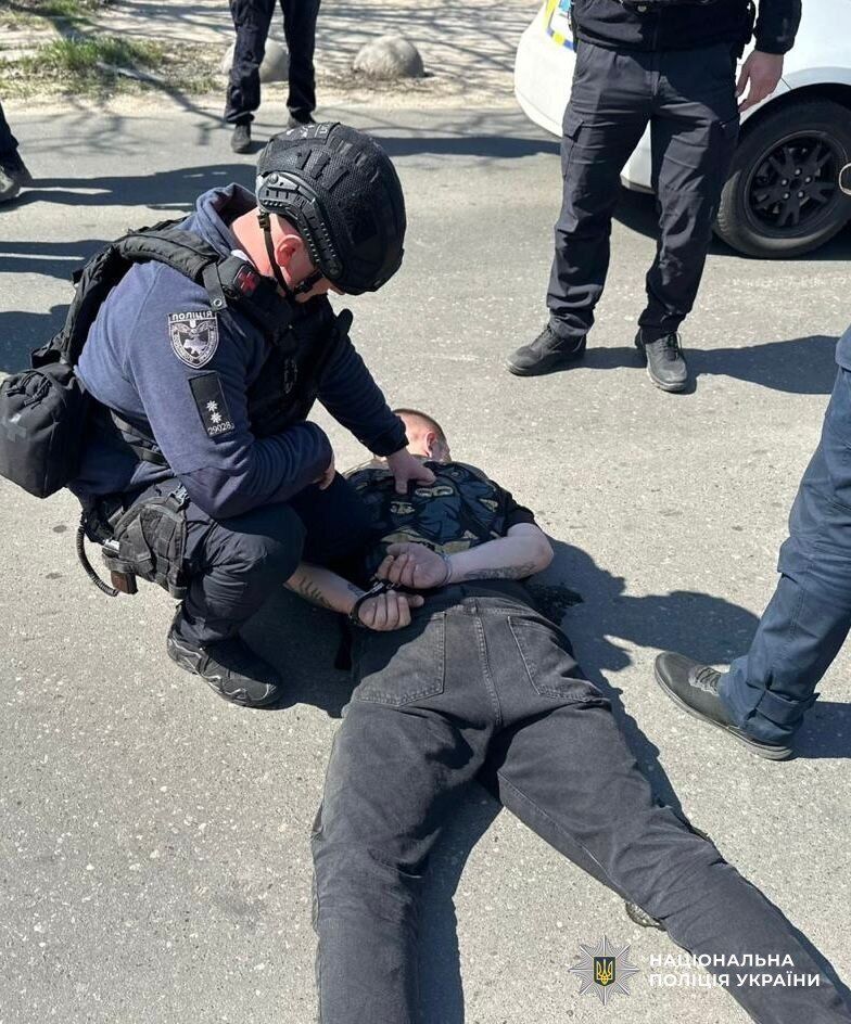 В Одессе мужчина устроил стрельбу на улице: в руках у него была граната. Фото