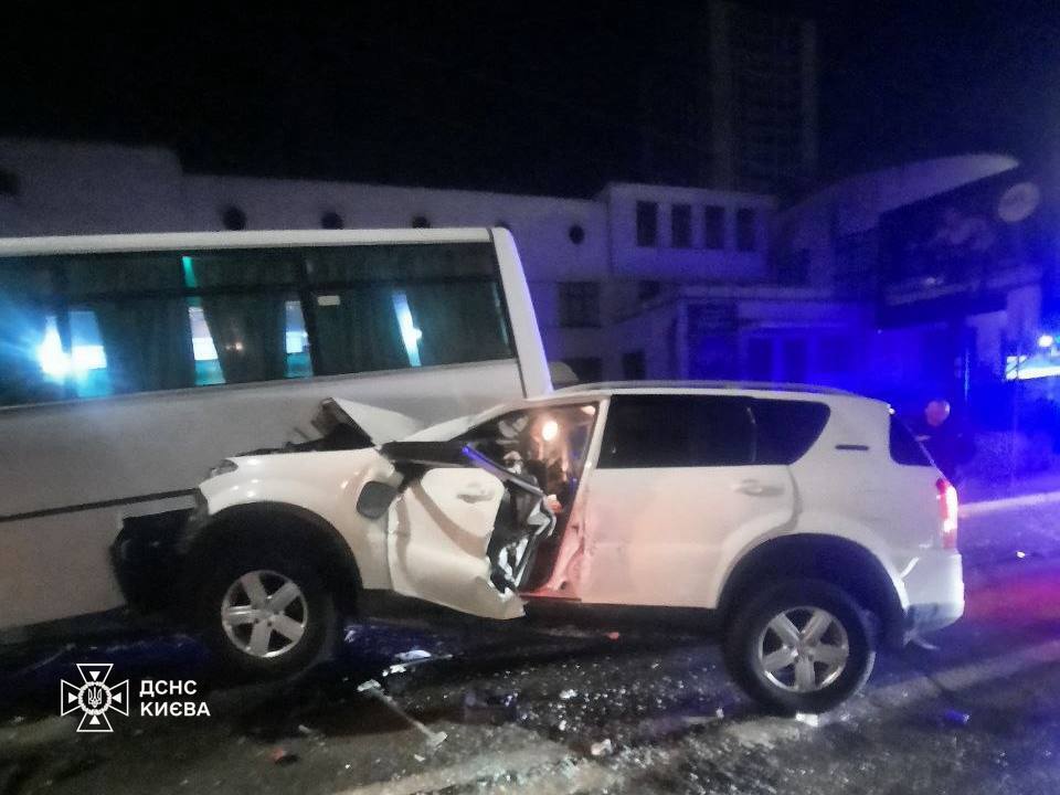 У Києві на Берестейському проспекті легковик протаранив маршрутку: є постраждалий. Фото та відео